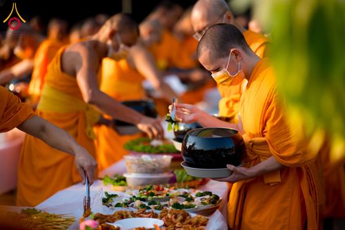 ภาพ No.292724:วันที่ 12 มกราคม พ.ศ. 2569 พิธีถวายภัตตาหารเป็นสังฆทาน แด่พระธรรมยาตรา ณ อนุสรณ์สถานมหาวิหารพระมงคลเทพมุนี (โลตัสแลนด์) อ.สองพี่น้อง จ.สุพรรณบุรี ในโครงการธรรมยาตรา กตัญญูบูชา มหาปูชนียาจารย์ พระมงคลเทพมุนี(สด จนฺทสโร) พระผู้ปราบมาร อนุสรณ์สถาน 7 แห่ง ปี