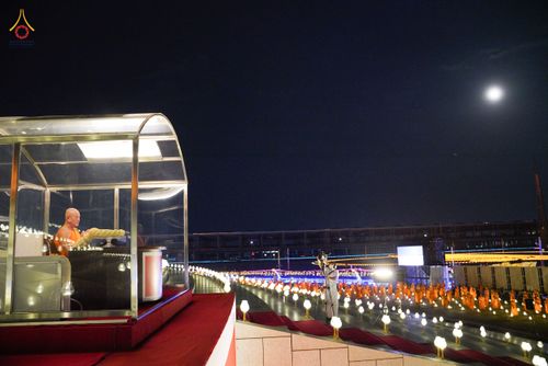 ภาพ No.81881:พิธีจุดวิสาขประทีปและเวียนประทักษิณ เนื่องในวันวิสาขบูชา วันเสาร์ที่ 3 มิถุนายน 2566 ณ ลานธรรมพระมหาธรรมกายเจดีย์ วัดพระธรรมกาย จ.ปทุมธานี