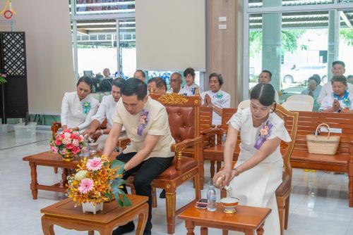 ภาพ No.328284:วันเสาร์ที่ 9 พฤษภาคม พ.ศ. 2569 พิธีตักบาตรแด่คณะสงฆ์ 323 วัด 4 จังหวัดชายแดนภาคใต้ พิธีถวายสังฆทานแด่คณะสงฆ์ 323 วัด ปีที่ 22 ครั้งที่ 185 พิธีมอบกองทุนหนุนแรงใจช่วยครูใต้ ปีที่ 19 ครั้งที่ 148 ณ ศูนย์ปฏิบัติธรรมภาคใต้