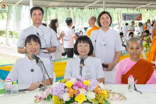 ภาพ No.338379:วันอาทิตย์ที่ 5 กรกฎาคม พศ.2569 พิธีตัดปอยผมธรรมทายาทนานาชาติ IDOP รุ่นที่ 21 จากประเทศจีน มาเลเซีย สิงคโปร์ และไต้หวัน ณ โถงช้าง วัดพระธรรมกาย