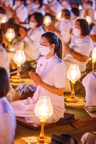 ภาพ No.73495:พิธีจุดประทีปถวายเป็นพุทธบูชา และบูชาธรรมมหาปูชนียาจารย์ ในโครงการธรรมยาตรากตัญญูบูชา มหาปูชนียาจารย์ พระมงคลเทพมุนี(สด จนฺทสโร) พระผู้ปราบมาร ปีที่ 11 ณ อนุสรณ์สถานลำดับที่ 4 สถานที่เกิดด้วยกายธรรม วัดโบสถ์ (บน) บางคูเวียง อ.บางกรวย จ.นนทบุรี วันที่ 21 