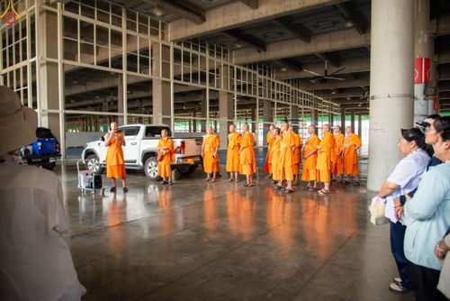 ภาพ No.320007:วันที่ 6 เมษายน พ.ศ.2569 ทีมจัดภัตตาหารประชุมเตรียมงานถวายมหาสังฆทาน 40,000 กว่าวัดทั่วประเทศ บูชาธรรม 82 ปี หลวงพ่อธัมมชโย