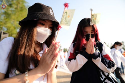 ภาพ No.70633:พิธีตักบาตรพระธรรมยาตราฯ ในโครงการธรรมยาตรากตัญญูบูชา มหาปูชนียาจารย์ พระมงคลเทพมุนี(สด จนฺทสโร) พระผู้ปราบมาร ปีที่ 11 ณ อนุสรณ์สถานลำดับที่ 2 สถานที่ตั้งมโนปณิธานบวชตลอดชีวิต อนุสรณ์สถานคลองบางนางแท่น อ.สามพราน จ.นครปฐม วันที่ 14 มกราคม พ.ศ. 2566