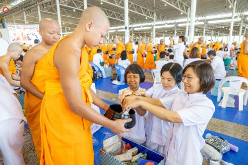 ภาพ No.345432:วันพฤหัสบดีที่ 27 สิงหาคม พ.ศ.2569 พิธีตักบาตรในวันธรรมชัย ณ สภาธรรมกายสากล วัดพระธรรมกาย ปทุมธานี