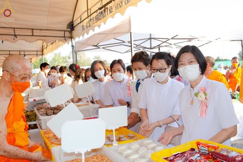 ภาพ No.73015:พิธีถวายภัตตาหารเป็นสังฆทาน แด่คณะพระธรรมยาตราฯ ในโครงการธรรมยาตรากตัญญูบูชา มหาปูชนียาจารย์ พระมงคลเทพมุนี(สด จนฺทสโร) พระผู้ปราบมาร อนุสรณ์สถาน 7 แห่ง ปีที่ 11 วันที่ 20 มกราคม พ.ศ. 2566