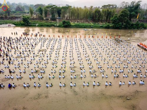 ภาพ No.63333:Photo Story  มหัศจรรย์วัดดงดินแดง Episode 1  พิธีปลงผมนาคธรรมทายาท  ในโครงการบรรพชาอุปสมบทหมู่ ฟื้นฟูพระพุทธศาสนาทั่วไทย วัดดงดินแดง ณ ลำน้ำแม่ตื่น อ.อมก๋อย จ.เชียงใหม่ วันที่ 2 เมษายน พ.ศ. 2567