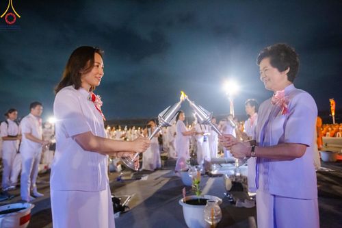 ภาพ No.160640:พิธีจุดประทีป 20,000 ดวง บูชาพระมหาธรรมกายเจดีย์ และบูชาพระมงคลเทพมุนี (สด จนฺทสโร) พระผู้ปราบมาร ณ ลานธรรม พระมหาธรรมกายเจดีย์ วัดพระธรรมกาย จ.ปทุมธานี วันที่ 10 ตุลาคม พ.ศ. 2567