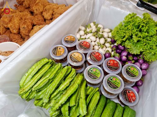 ภาพ No.203254:พิธีถวายภัตตาหารเป็นสังฆทาน แด่พระธรรมยาตรา ณ วัดพระธรรมกาย ตำบลคลองสาม อำเภอคลองหลวง จังหวัดปทุมธานี ในโครงการธรรมยาตรา กตัญญูบูชา มหาปูชนียาจารย์ พระมงคลเทพมุนี(สด จนฺทสโร) พระผู้ปราบมาร อนุสรณ์สถาน 7 แห่ง ปีที่ 13 วันที่ 29 มกราคม พ.ศ. 2568