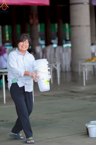 ภาพ No.220523:วันที่ 23-25 เมษายน พ.ศ. 2568 เจ้าหน้าที่และสาธุชนช่วยกัน รับบุญเก็บงานวันคุ้มครองโลก ณ วัดพระธรรมกาย