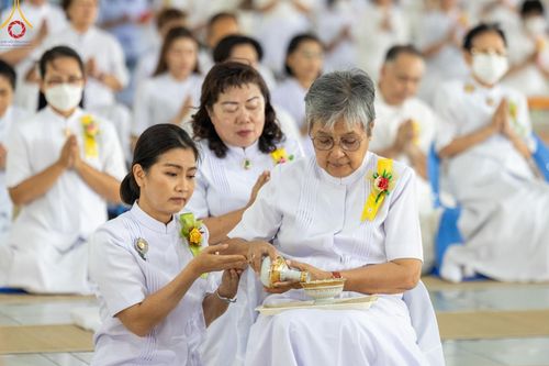 ภาพ No.122926:พิธีสวดพระพุทธมนต์ พิธีทอดผ้าบังสุกุล และพิธีถวายภัตตาหาร เป็นสังฆทานแด่พระภิกษุ สามเณร เนื่องในวันมหาปูชนียาจารย์ วันเสาร์ที่ 3 กุมภาพันธ์ พ.ศ. 2567 ณ หอฉันคุณยายอาจารย์ฯ วัดพระธรรมกาย