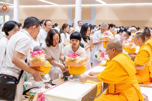 ภาพ No.212778:วันอาทิตย์ที่ 23 มีนาคม พ.ศ. 2568 พิธีร่วมบุญโครงการบรรพชาสามเณร 5,000 รูป ณ ห้องแก้วสารพัดนึก 2 วัดพระธรรมกาย