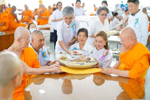 ภาพ No.229736:วันที่ 25 มิถุนายน พ.ศ. 2568 (แรม 15 ค่ำ เดือน 7) พิธีบุพเปตพลี ครั้งที่ 166 ร่วมอุทิศบุญแด่หมู่ญาติที่ล่วงลับไปแล้ว และสืบทอดอายุพระพุทธศาสนา ณ หอฉันคุณยายอาจารย์ฯ วัดพระธรรมกาย