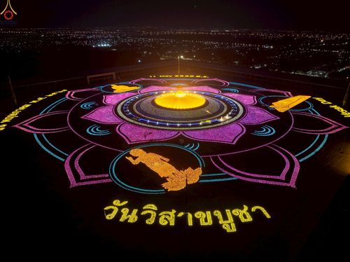 ภาพ No.224020:วันวิสาขบูชา วันอาทิตย์ที่ 11 พฤษภาคม พ.ศ. 2568 พิธีจุดวิสาขประทีป ,  พิธีเวียนประทักษิณรอบพระมหาธรรมกายเจดีย์ , พิธีฉลองชัยสวดมนต์บทธัมมจักกัปปวัตตนสูตร ครบ 7,357,000,000 จบ ณ มหารัตนวิหารคด วัดพระธรรมกาย