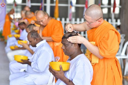 ภาพ No.230836:วันที่ 28 มิถุนายน พ.ศ. 2568 พิธีตัดปอยผมและปลงผม โครงการบวชพระนานาชาติ AEC & WAB รุ่นที่ 9 ณ วิหารคด 2 วัดพระธรรมกาย