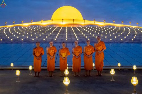 ภาพ No.241036:วันพุธที่ 27 สิงหาคม พ.ศ. 2568 พิธีจุดประทีป ในวันธรรมชัย ณ วัดพระธรรมกาย