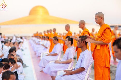 ภาพ No.180054:พิธีปลงผมนาคธรรมทายาท ในโครงการอุปสมบทหมู่ บูชาธรรมมหาปูชนียาจารย์ (ศูนย์อบรมวัดพระธรรมกาย) วันที่ 1 ธันวาคม พ.ศ. 2567 ณ ลานธรรมหารัตนวิหารคด วัดพระธรรมกาย จ.ปทุมธานี