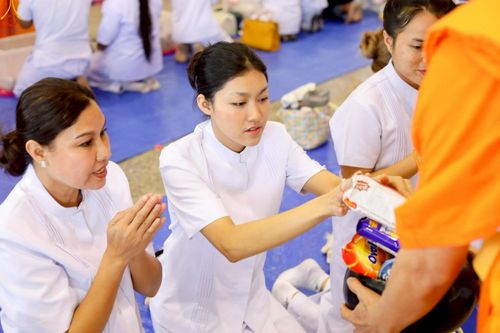 ภาพ No.243536:วันที่ 7 กันยายน พ.ศ. 2568 พิธีตักบาตร ข้าวสารอาหารแห้ง ในวันครูผู้ค้นพบวิชชาธรรมกาย ณ บ้านแก้วเรือนทองคุณยายฯ สภาธรรมกายสากล วัดพระธรรมกาย