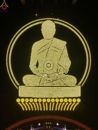 ภาพ No.204564:พิธีจุดประทีปถวายเป็นพุทธบูชา และบูชาธรรมมหาปูชนียาจารย์ ณ วัดพระธรรมกาย ตำบลคลองสาม อำเภอคลองหลวง จังหวัดปทุมธานี ในโครงการธรรมยาตรา กตัญญูบูชา มหาปูชนียาจารย์ พระมงคลเทพมุนี(สด จนฺทสโร) พระผู้ปราบมาร ปีที่ 13 วันที่ 31 มกราคม พ.ศ. 2568