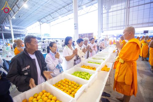 ภาพ No.202742:พิธีถวายภัตตาหารเป็นสังฆทาน แด่พระธรรมยาตรา ณ วัดพระธรรมกาย ตำบลคลองสาม อำเภอคลองหลวง จังหวัดปทุมธานี ในโครงการธรรมยาตรา กตัญญูบูชา มหาปูชนียาจารย์ พระมงคลเทพมุนี(สด จนฺทสโร) พระผู้ปราบมาร อนุสรณ์สถาน 7 แห่ง ปีที่ 13 วันที่ 28 มกราคม พ.ศ. 2568
