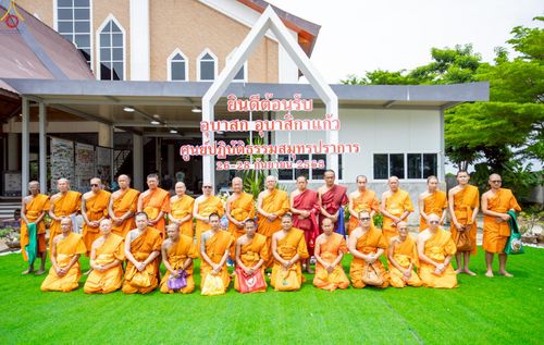 ภาพ No.249131:วันที่ 26-28 กันยายน พ.ศ. 2568 โครงการอบรม อุบาสกแก้ว อุบาสิกาแก้ว รุ่นที่ 3  ณ ศูนย์ปฏิบัติธรรมสมุทรปราการ ได้รับความเมตตาจากคณะสงฆ์ในพื้นที่  รวมถึงผู้บริหารสถานศึกษา ที่นำนักเรียนระดับมัธยมปลาย  มารับฟังข้อมูลเพื่อที่จะเป็นกำลังสำคัญ ในการเข้าร่วมขบวน