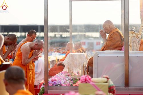 ภาพ No.221618:วันอังคารที่ 22 เมษายน พ.ศ. 2568 ภาพพิธีถวายมหาสังฆทานคณะสงฆ์ 40,000 กว่าวัดทั่วประเทศ เนื่องในวันคุ้มครองโลก ชุดที่ 2 (ปลื้มให้สมการรอคอย) ณ ลานธรรมพระมหาธรรมกายเจดีย์ วัดพระธรรมกาย