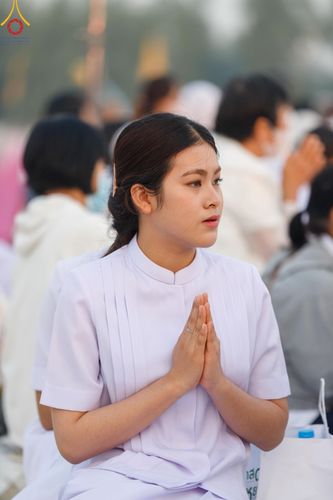 ภาพ No.201085:พิธีตักบาตรพระธรรมยาตรา ณ อนุสรณ์สถานลำดับที่ 5 สถานที่เผยแผ่วิชชาธรรมกายครั้งแรก อนุสรณ์สถานบางปลา วัดบางปลา อำเภอบางเลน จังหวัดนครปฐม ในโครงการธรรมยาตรา กตัญญูบูชา มหาปูชนียาจารย์ พระมงคลเทพมุนี(สด จนฺทสโร) พระผู้ปราบมาร อนุสรณ์สถาน 7 แห่ง ปีที่ 13