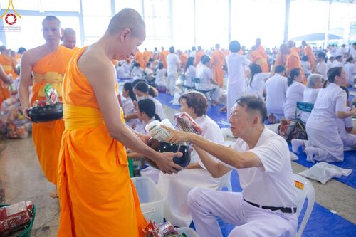 ภาพ No.158987:พิธีตักบาตร ในวันอาทิตย์ต้นเดือน วันที่ 6 ตุลาคม พ.ศ. 2567 ณ สภาธรรมกายสากล วัดพระธรรมกาย
