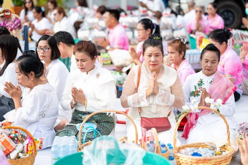 ภาพ No.150859:พิธีเจริญพระพุทธมนต์ และทำบุญตักบาตรแด่คณะสงฆ์ จำนวน 121 รูป เนื่องในโอกาสฉลองครบรอบ 120 ปี อำเภอคลองหลวง จังหวัดปทุมธานี เพื่อถวายเป็นพุทธบูชา ช่วยเหลือผู้ประสบความเดือดร้อนจากอุทกภัย และคณะสงฆ์ 323 วัด 4 จังหวัดชายแดนภาคใต้ วันเสาร์ที่ 31 สิงหาคม พ.ศ. 