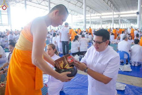 ภาพ No.149962:พิธีตักบาตร , พิธีปฎิบัติธรรม , พิธีถวายภัตตาหารเมนูสวรรค์ ในพรรษาแห่งการเข้าถึงธรรม วันธรรมชัย วันอังคารที่ 27 สิงหาคม พ.ศ.2567 ณ สภาธรรมกายสากล วัดพระธรรมกาย