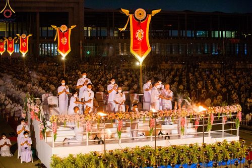 ภาพ No.77252:พิธีจุดมาฆประทีป ในวันมาฆบูชา อาทิตย์ต้นเดือนที่ 6 มีนาคม พ.ศ. 2566 ณ วัดพระธรรมกาย อ.คลองหลวง จ.ปทุมธานี