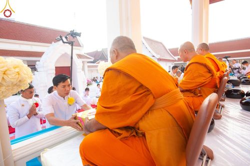 ภาพ No.197697:พิธีตักบาตรพระธรรมยาตรา ณ อนุสรณ์สถานลำดับที่ 4 สถานที่เกิดด้วยกายธรรม วัดโบสถ์(บน) ต.บางคูเวียง จ.นนทบุรี ในโครงการธรรมยาตรา กตัญญูบูชา มหาปูชนียาจารย์ พระมงคลเทพมุนี(สด จนฺทสโร) พระผู้ปราบมาร อนุสรณ์สถาน 7 แห่ง ปีที่ 13 วันที่ 19 มกราคม พ.ศ. 2568