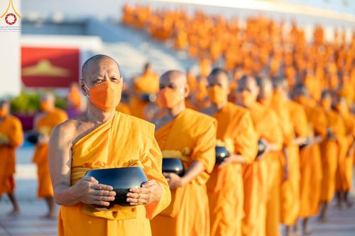 ภาพ No.105302:พิธีตักบาตรฉลองพระบวชใหม่ รุ่นบูชาธรรมมหาปูชนียาจารย์ และต้อนรับศักราชใหม่ วันจันทร์ที่ 1 มกราคม พ.ศ. 2567 ณ ลานธรรมพระมหาธรรมกายเจดีย์ วัดพระธรรมกาย