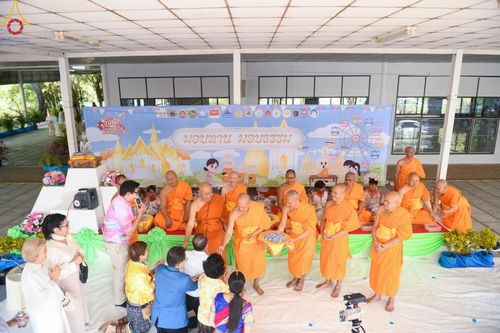 ภาพ No.193923:วัดพระธรรมกาย จัดงานวันเด็กแห่งชาติ ประจำปี พ.ศ.2568 ออกร้านอาหาร 200 ร้าน มอบของขวัญหลายหมื่นชิ้น วันที่ 12 มกราคม พ.ศ. 2568 วัดพระธรรมกาย อ.คลองหลวง จ.ปทุมธานี