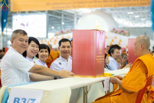 ภาพ No.147111:พิธีมุทิตาสักการะพระภิกษุ ผู้สอบได้เปรียญธรรม 9 ประโยคระดับโลกปีที่ 36, พิธีมอบโล่เกียรติยศและทุนการศึกษา สำนักเรียนบาลีดีเด่นทั่วประเทศ, พิธีถวายมหาสังฆทานคณะสงฆ์ 2,000 กว่าวัด ทั่วประเทศ ปีที่ 24, พิธีถวายไทยธรรมคณะสงฆ์ 323 วัด 4 จังหวัดชายแดนภาคใต้