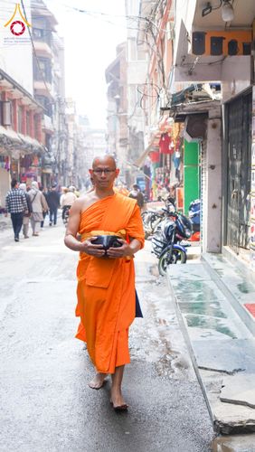 ภาพ No.132595:สามเณรเนปาล บิณฑบาต ย่านทาเมล เมืองกาฐมาณฑุ และเมืองปาฏัน ในโครงการบรรพชา 1,250 รูป ประเทศเนปาล วันที่ 20 มีนาคม พ.ศ. 2567