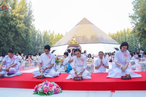 ภาพ No.107434:พิธีตักบาตรพระธรรมยาตราฯ ในโครงการธรรมยาตรากตัญญูบูชา มหาปูชนียาจารย์ พระมงคลเทพมุนี(สด จนฺทสโร) พระผู้ปราบมาร ปีที่ 12 ณ อนุสรณ์สถานมหาวิหารพระมงคลเทพมุนี อ.สองพี่น้อง จ.สุพรรณบุรี วันที่ 7 มกราคม พ.ศ. 2567