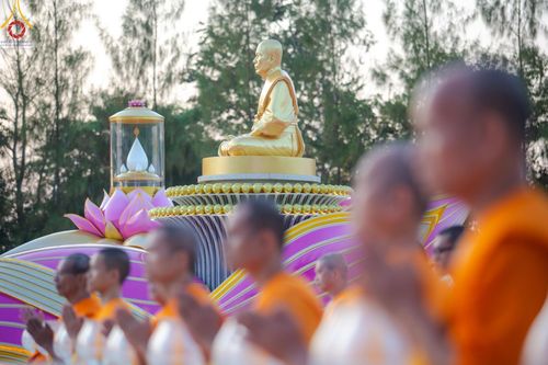 ภาพ No.192702:พิธีจุดประทีปถวายเป็นพุทธบูชา และบูชาธรรมมหาปูชนียาจารย์ ณ อนุสรณ์สถานคลองบางนางแท่น อ.สามพราน จ.นครปฐม ในโครงการธรรมยาตรา กตัญญูบูชา มหาปูชนียาจารย์ พระมงคลเทพมุนี(สด จนฺทสโร) พระผู้ปราบมาร อนุสรณ์สถาน 7 แห่ง ปีที่ 13 วันที่ 10 มกราคม พ.ศ. 2568