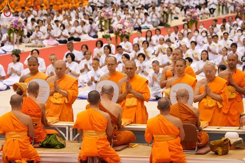 ภาพ No.146148:วันมหารำลึก ครั้งที่ 34 พิธีร่วมรำลึกถึงนักสร้างบารมีที่ล่วงลับไปแล้ว , พิธีสวดพระพุทธมนต์ ณ ห้องแก้วสารพัดนึก 1 วัดพระธรรมกาย วันเสาร์ที่ 27 กรกฎาคม พ.ศ. 2567