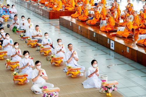 ภาพ No.205740:พิธีสวดพระพุทธมนต์ และถวายภัตตาหารเมนูสวรรค์แด่พระภิกษุ สามเณร วันจันทร์ที่ 3 กุมภาพันธ์ พ.ศ. 2568 ณ หอฉันคุณยายอาจารย์ฯ วัดพระธรรมกาย