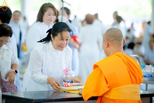 ภาพ No.147807:พิธีถวายภัตตาหารเมนูสวรรค์ ในพรรษาแห่งการเข้าถึงธรรม วันเสาร์ที่ 10 สิงหาคม พ.ศ. 2567 ณ หอฉันคุณยายอาจารย์ฯ วัดพระธรรมกาย