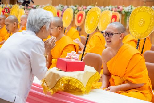 ภาพ No.237891:วันอาทิตย์ที่ 10 สิงหาคม พ.ศ. 2568 พิธีถวายไทยธรรมมุทิตาเปรียญธรรมและบาลีศึกษา ณ ห้องแก้วสารพัดนึก2 วัดพระธรรมกาย ปทุมธานี