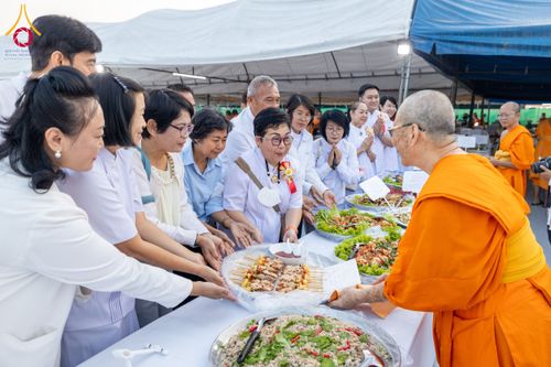 ภาพ No.191832:พิธีถวายภัตตาหารเป็นสังฆทาน แด่พระธรรมยาตรา ณ อนุสรณ์สถานคลองบางนางแท่น อ.สามพราน จ.นครปฐม ในโครงการธรรมยาตรา กตัญญูบูชา มหาปูชนียาจารย์ พระมงคลเทพมุนี(สด จนฺทสโร) พระผู้ปราบมาร อนุสรณ์สถาน 7 แห่ง ปีที่ 13 วันที่ 9 มกราคม พ.ศ. 2568