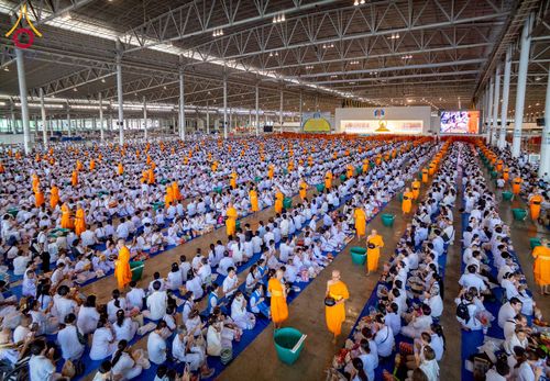 ภาพ No.256828:วันที่ 5 ตุลาคม พ.ศ. 2568 พิธีตักบาตร ข้าวสารอาหารแห้ง ณ บ้านแก้วเรือนทองคุณยายฯ สภาธรรมกายสากล วัดพระธรรมกาย