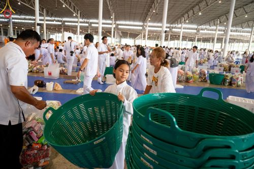 ภาพ No.136622:พิธีตักบาตร พิธีบูชาข้าวพระ ในวันอาทิตย์ต้นเดือนที่ 5 พฤษภาคม พ.ศ. 2567 ณ วัดพระธรรมกาย จ.ปทุมธานี