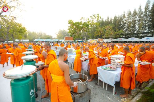 ภาพ No.111063:พิธีถวายภัตตาหารเป็นสังฆทาน แด่คณะพระธรรมยาตราฯ ในโครงการธรรมยาตรา กตัญญูบูชา มหาปูชนียาจารย์ พระมงคลเทพมุนี(สด จนฺทสโร) พระผู้ปราบมาร อนุสรณ์สถาน 7 แห่ง ปีที่ 12 วันที่ 13 มกราคม พ.ศ. 2567 ณ อนุสรณ์สถานมหาวิหารพระมงคลเทพมุนี  (โลตัสแลนด์) อ.สองพี่น้อง จ
