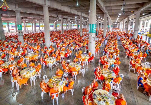 ภาพ No.219462:วันอังคารที่ 22 เมษายน พ.ศ. 2568 พิธีมอบปัจจัยช่วยเหลือครู 4 จังหวัดชายแดนภาคใต้ , พิธีกล่าวคำถวายอุปกรณ์ เพื่อเตรียมการต้อนรับคณะสงฆ์ฯ , พิธีกล่าวคำถวายภัตตาหารเป็นสังฆทาน , คณะสงฆ์ฉันภัตตาหารเพล  เนื่องในวันคุ้มครองโลก พิธีถวายมหาสังฆทานแด่คณะสงฆ์