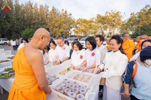 ภาพ No.194961:พิธีถวายภัตตาหารเป็นสังฆทาน แด่พระธรรมยาตรา ณ อนุสรณ์สถานมหาวิหารพระมงคลเทพมุนี (โลตัสแลนด์) อ.สองพี่น้อง จ.สุพรรณบุรี ในโครงการธรรมยาตรา กตัญญูบูชา มหาปูชนียาจารย์ พระมงคลเทพมุนี(สด จนฺทสโร) พระผู้ปราบมาร แห่ง ปีที่ 13 วันที่ 14 มกราคม พ.ศ.2568