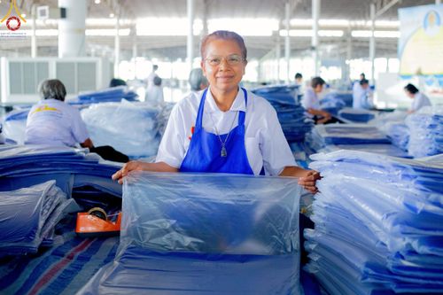 ภาพ No.218514:วันที่ 15 - 18 เมษายน พ.ศ. 2568 การเตรียมภาชนะสำหรับถวายภัตตาหาร , การจัดโต๊ะเก้าอี้ในลานธรรม , การแพ็คพัสดุงานต้อนรับ เพื่องานวันคุ้มครองโลก 22 เมษายน พ.ศ.2568 วัดพระธรรมกาย