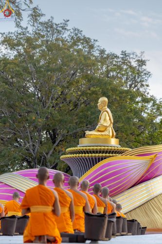 ภาพ No.186983:พระธรรมยาตราปฏิบัติธรรม และถ่ายภาพหมู่ประวัติศาสตร์ ปีที่ 13 ณ ลานทิศตะวันออก มหาวิหารพระมงคลเทพมุนี วัดพระธรรมกาย จ.ปทุมธานี วันเสาร์ที่ 28 ธันวาคม พ.ศ. 2567