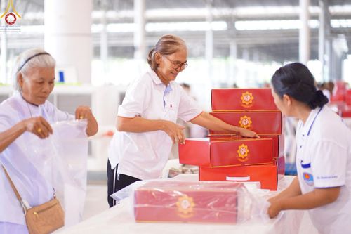 ภาพ No.214391:วันที่ 29 มีนาคม พ.ศ.2568 กิจกรรมใส่ถุงซิปกล่องไทยธรรม เพื่อรักษาความประณีตของกล่องไทยธรรม ในทุกสภาพอากาศ ณ บ้านแก้วเรือนทองคุณยาย วัดพระธรรมกาย